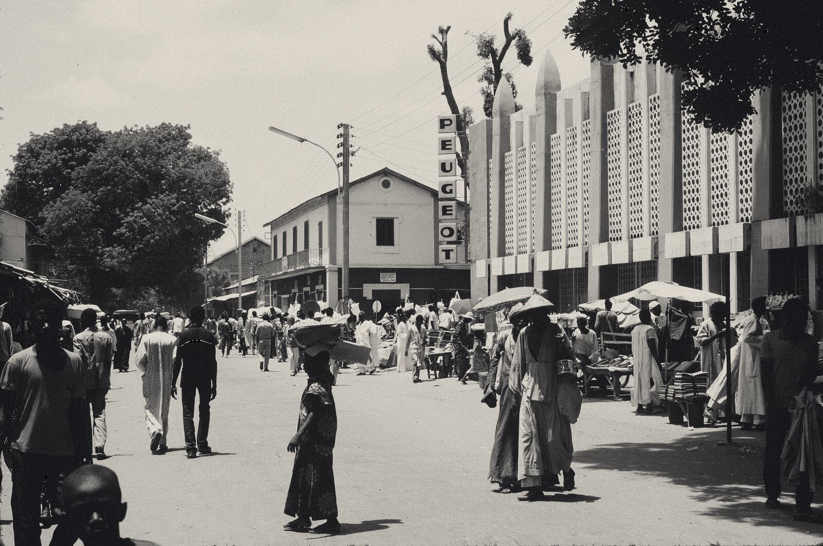 Foule de piétons dans une rue du centre de Bamako, 1984