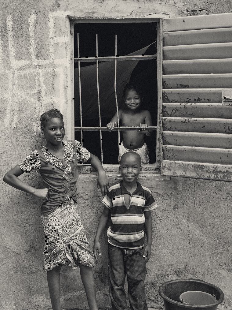 Trois enfants à une fenêtre grillagée, Bamako