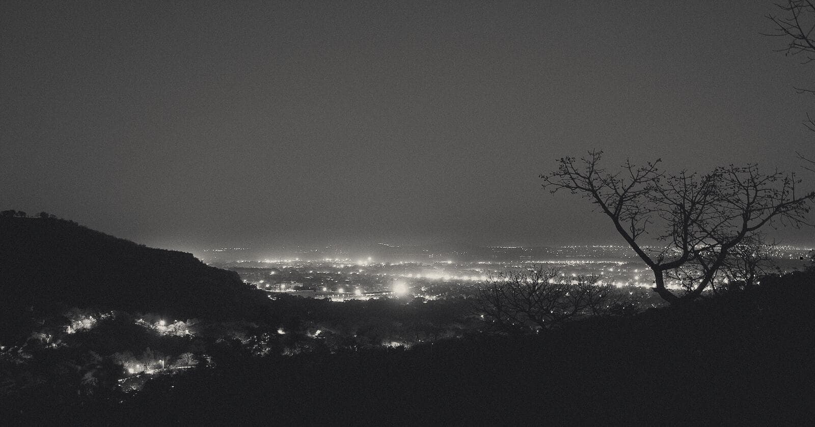 Bamako de nuit, vue depuis les collines