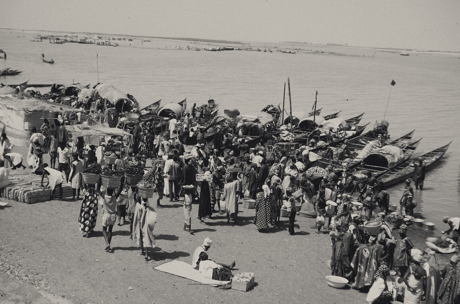 Porteurs sur la rive du fleuve Niger à Mopti, 1972