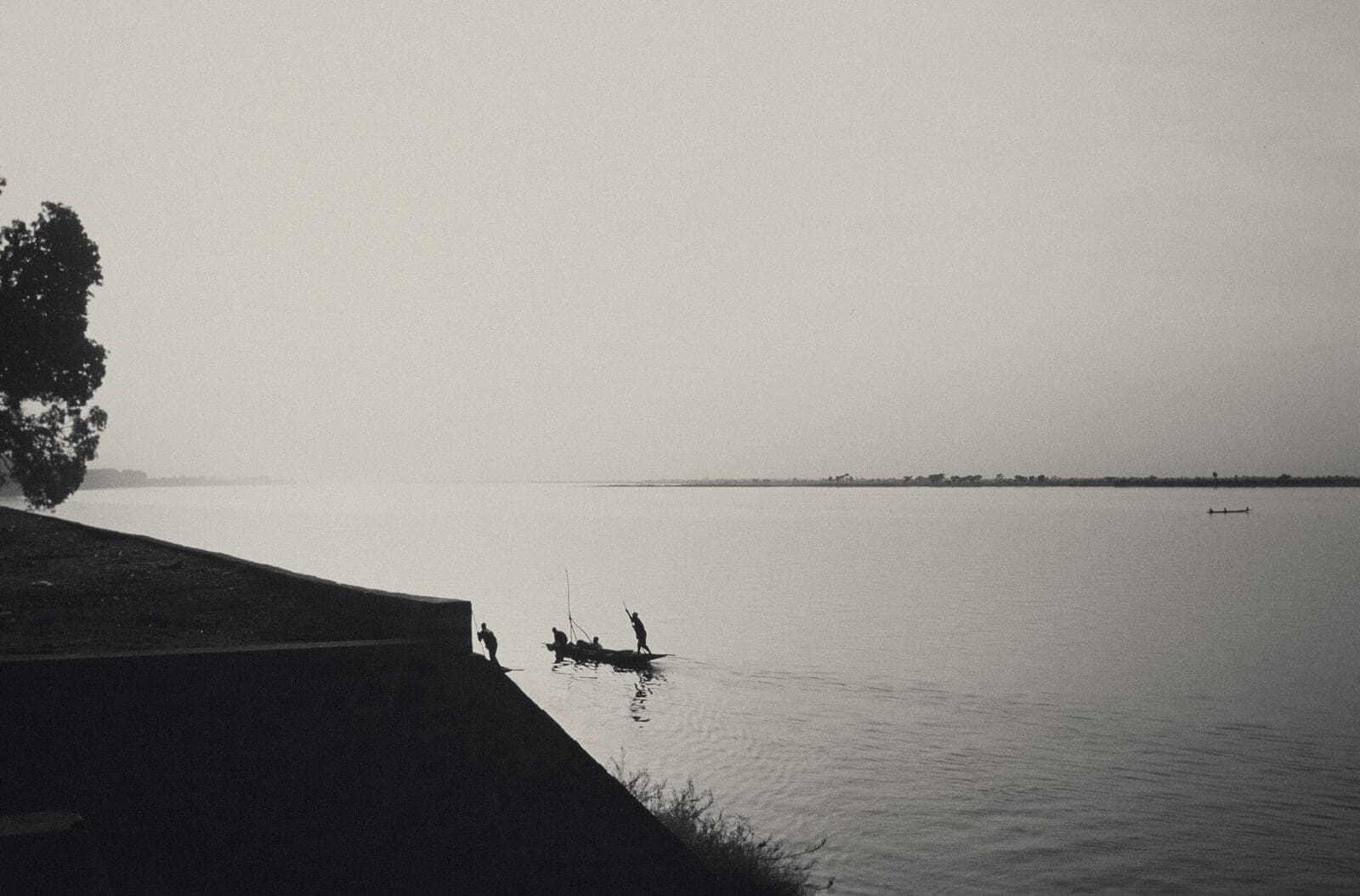Deux pirogues sur le fleuve Niger à la tombée du jour, Ségou, 1993
