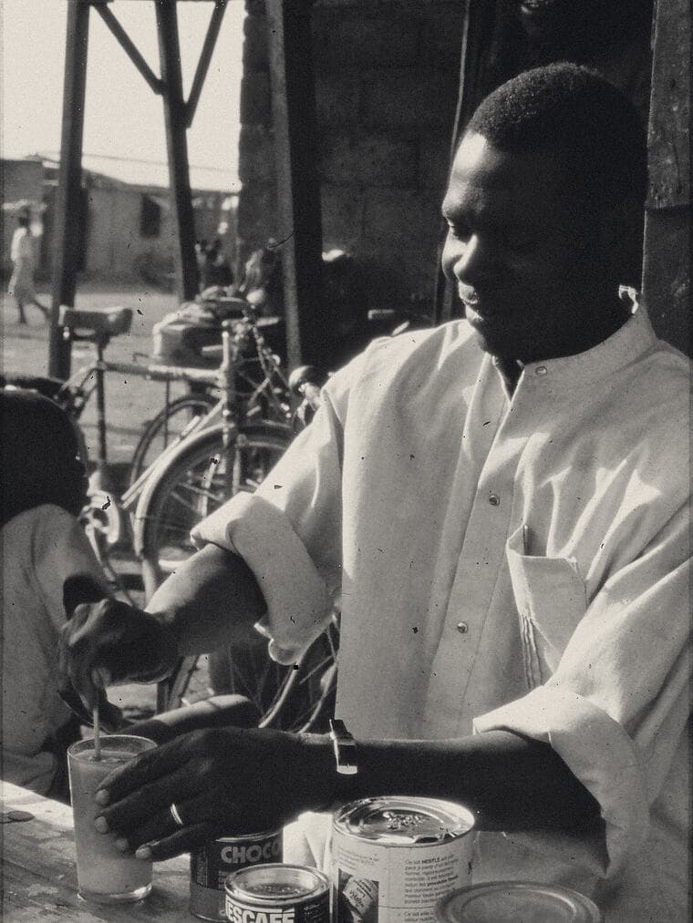 Tenancier d'un café au marché de Sangha, pays dogon, 1992